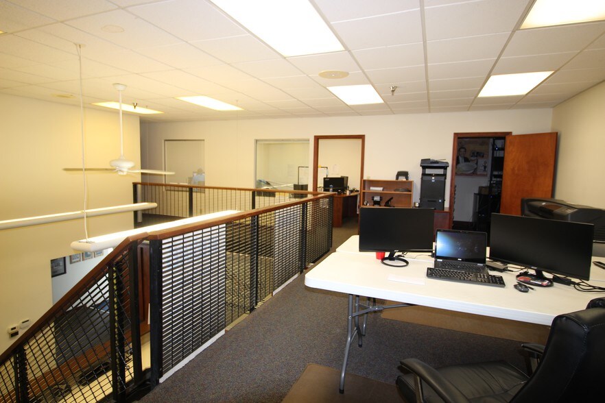 More Photos Of 14007-14015 Industrial Rd, Omaha Light Distribution For Lease
