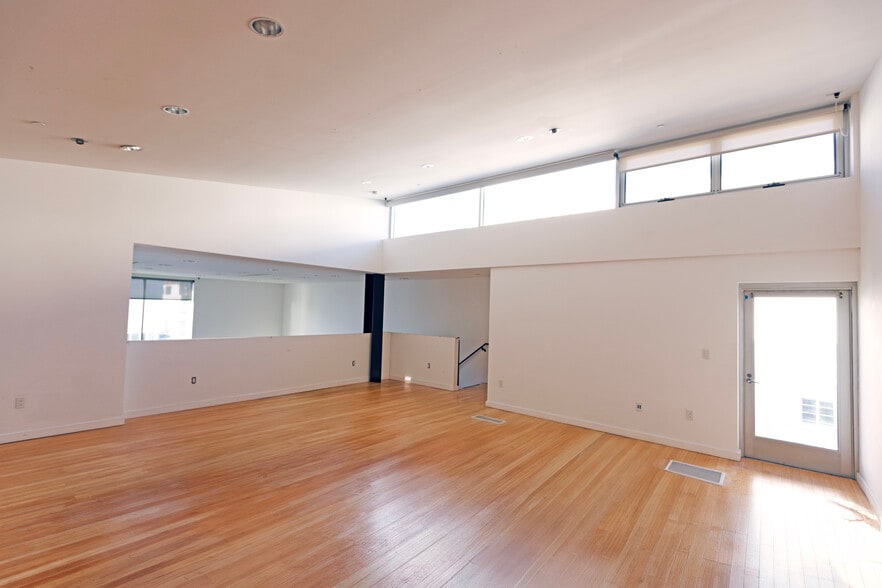More Photos Of 701 Ocean Front Walk, Venice Unknown For Lease