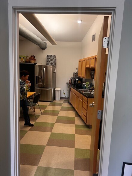 More Photos Of 6250 Jupiter Ave NE, Belmont Office For Lease