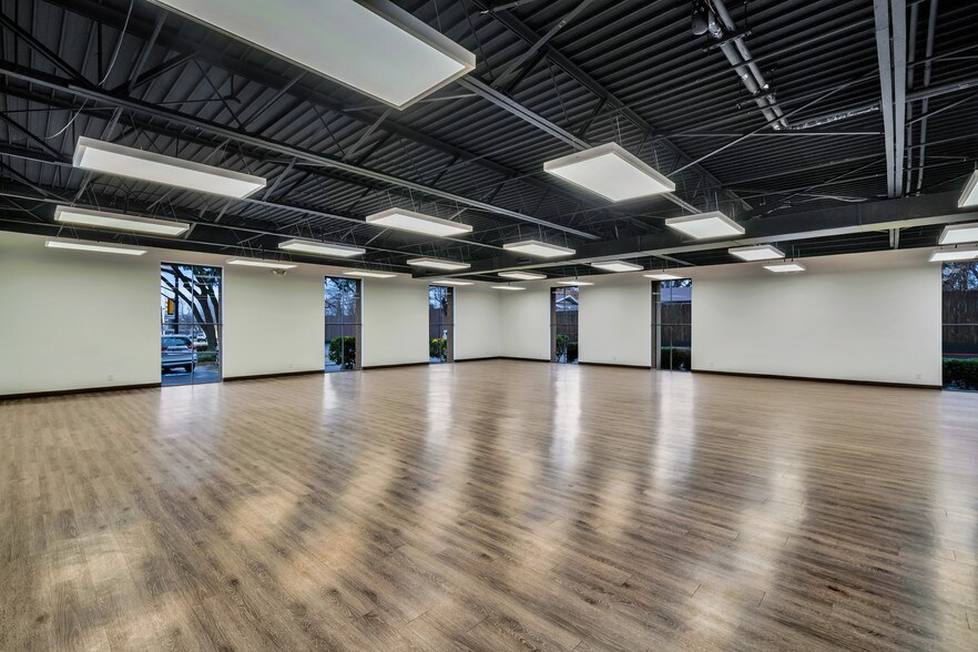 More Photos Of 6464 Brentwood Stair Rd, Fort Worth Office For Sale