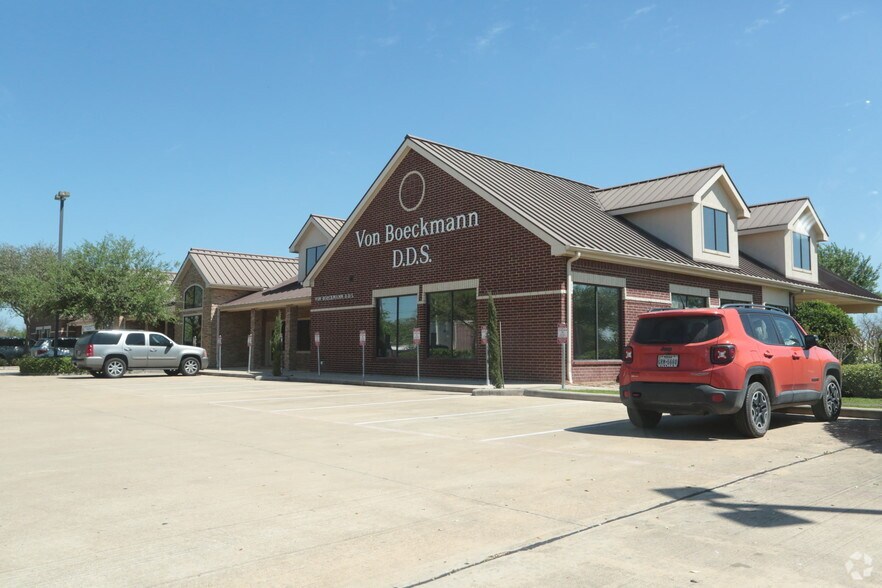 More Photos Of 7435 Highway 6, Missouri City Office For Lease