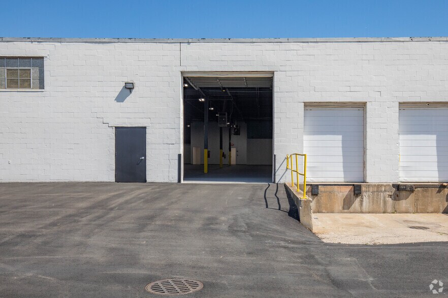 More Photos Of 40-48 Drexel Dr, Bay Shore Warehouse For Lease