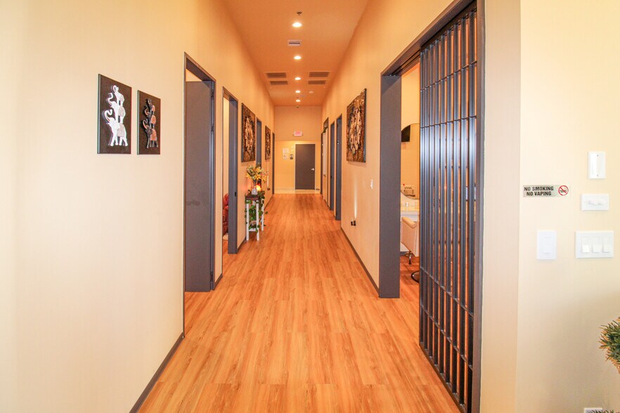 More Photos Of 18318 University Blvd, Sugar Land Storefront For Lease