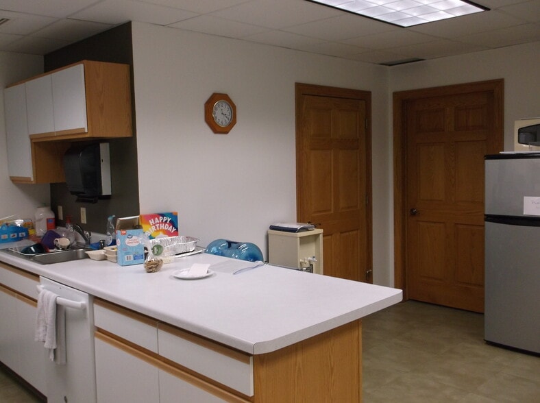 More Photos Of 2905 Universal St, Oshkosh Office For Lease