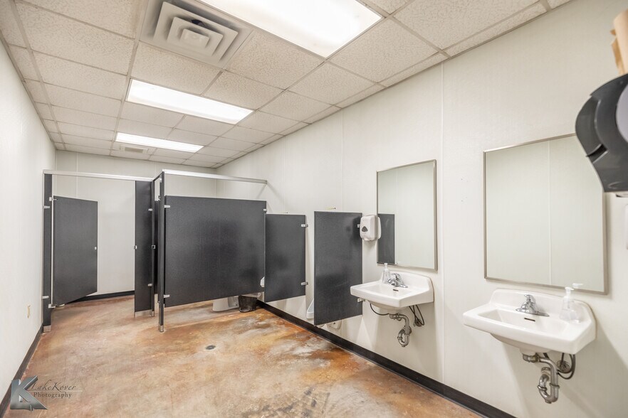 More Photos Of 10027 S Frontage Rd, Clyde Manufacturing For Sale