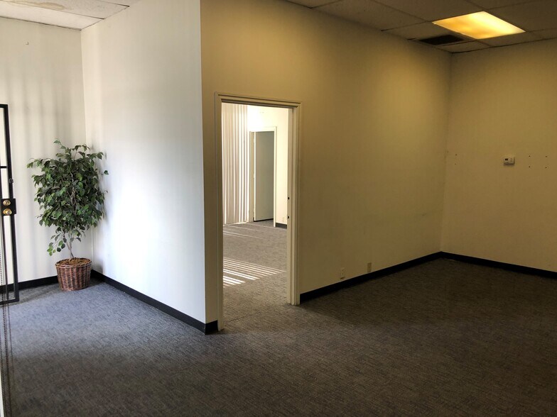 More Photos Of 14101-14105 Pontlavoy Ave, Santa Fe Springs Warehouse For Lease