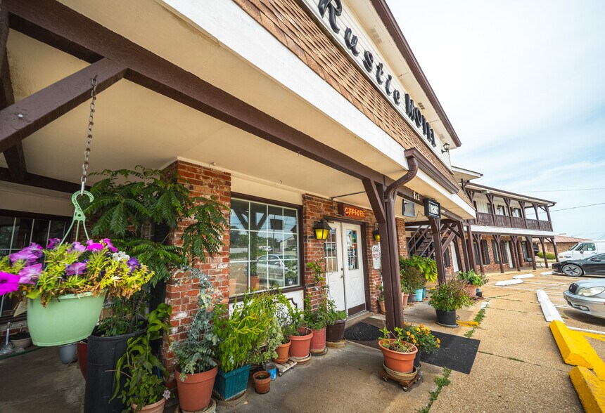 More Photos Of 812 S Bishop Ave, Rolla Hotel For Sale