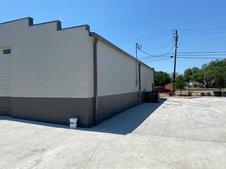 More Photos Of 316 W University Dr, McKinney Flex For Sale
