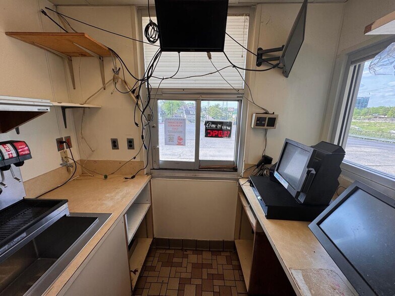 More Photos Of 4765 Montgomery Rd, Cincinnati Restaurant For Sale