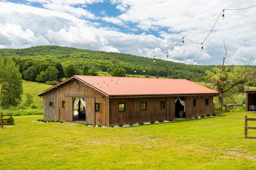 More Photos Of 538 N Harpersfield Rd, Jefferson Specialty For Sale