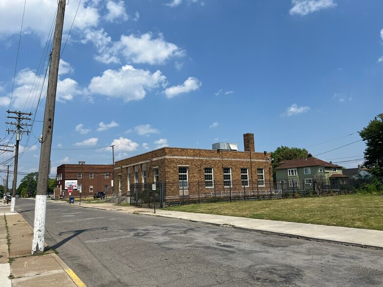 More Photos Of 235 Burke St, River Rouge Office For Sale
