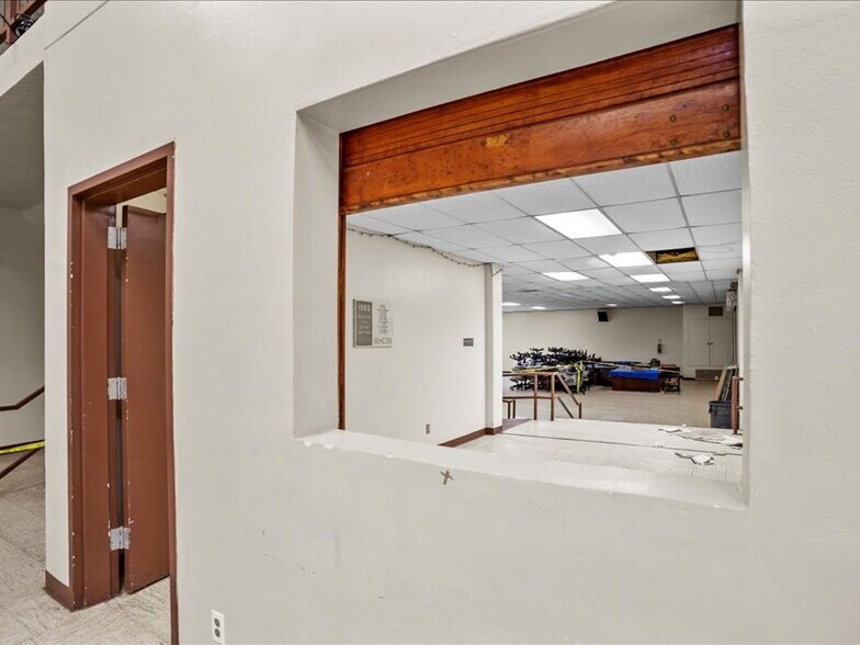 More Photos Of 1819 Spring St, Palestine Specialty For Sale