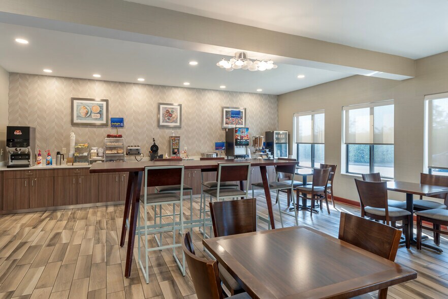 More Photos Of 51654 National Rd E, Saint Clairsville Hotel For Sale