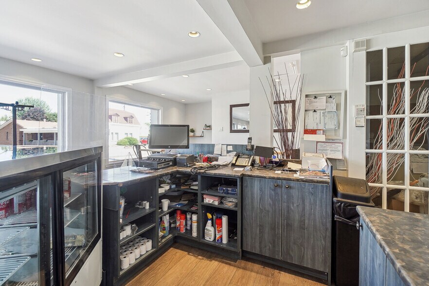 More Photos Of 536 Rue Principale, Laval Freestanding For Sale