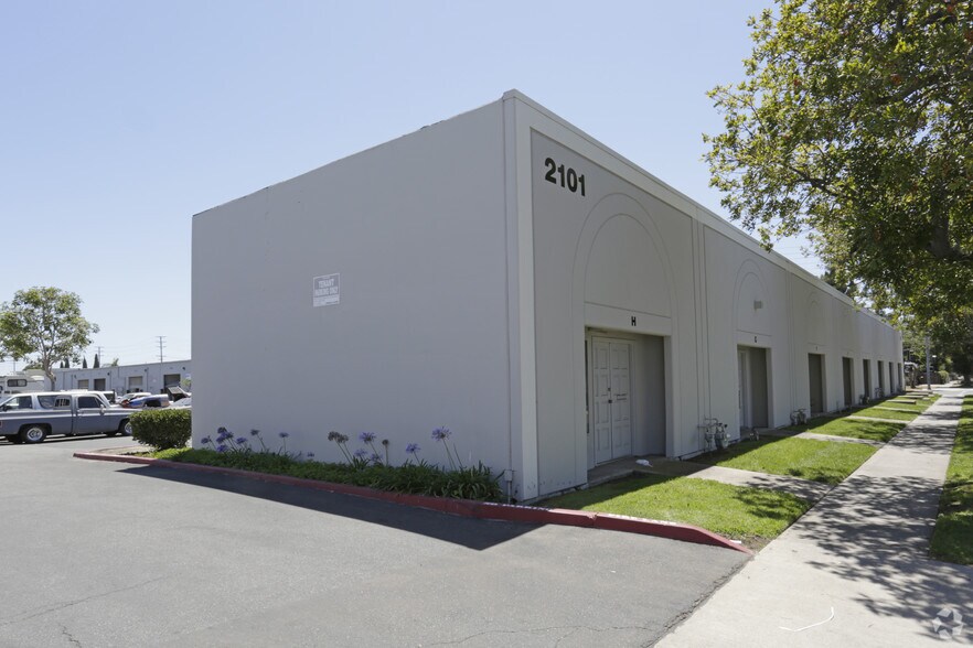 More Photos Of 2101-2119 S Standard Ave, Santa Ana Flex For Sale
