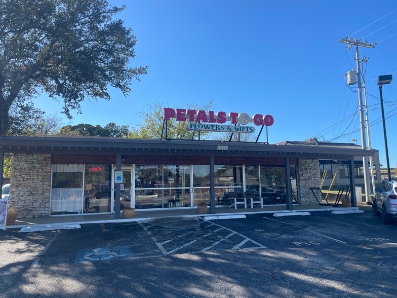 More Photos Of 1515 N Walnut Ave, New Braunfels Freestanding For Lease