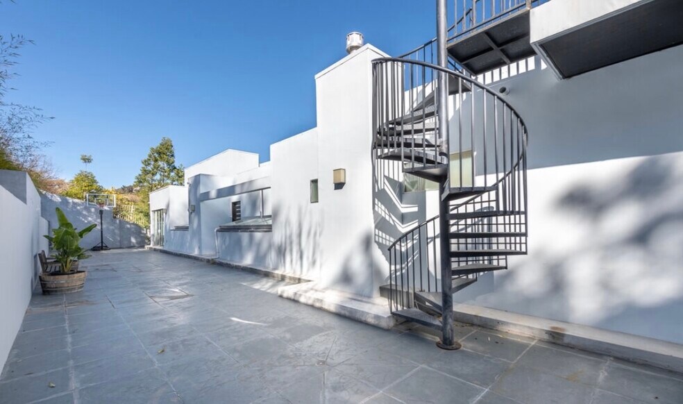 More Photos Of 12148 Travis St, Los Angeles Healthcare For Lease