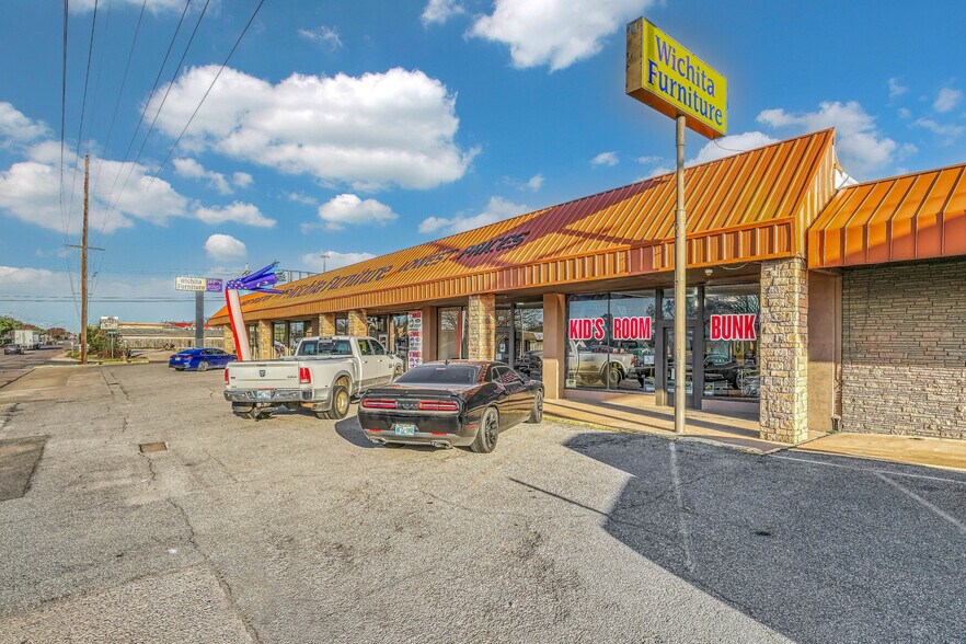 More Photos Of 1127 NW Cache Rd, Lawton General Retail For Sale