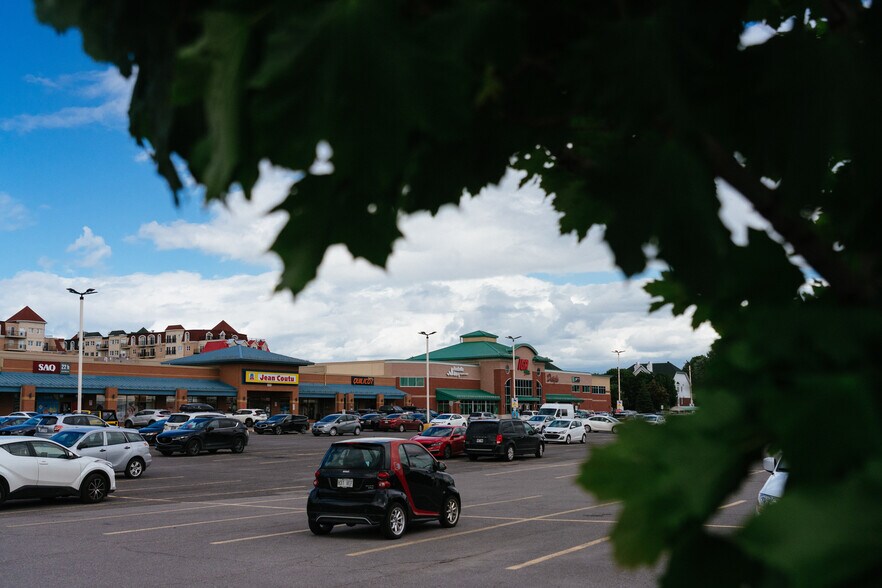 More Photos Of 210 Rue Saint-Charles, Sainte-therese General Retail For Lease