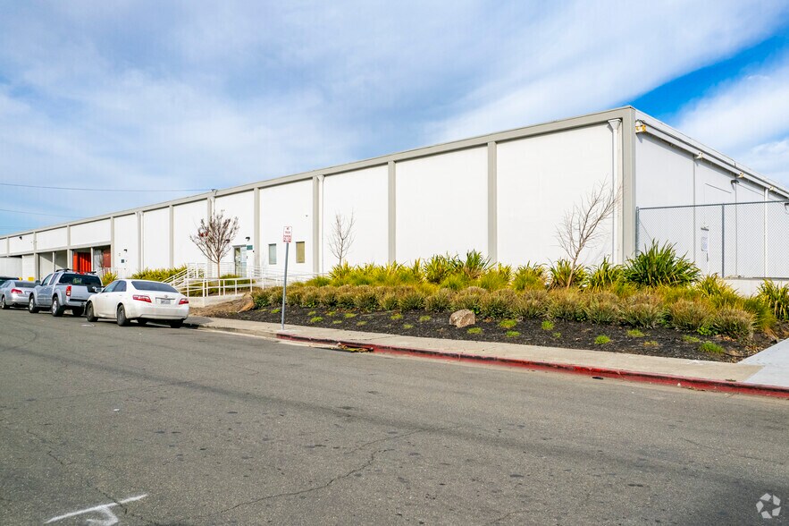 More Photos Of 1700-2800 Fairway Dr, San Leandro Warehouse For Lease