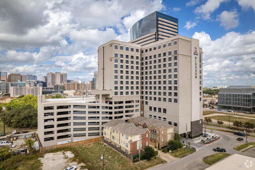 More Photos Of 7118 Bertner Ave, Houston Hotel For Lease