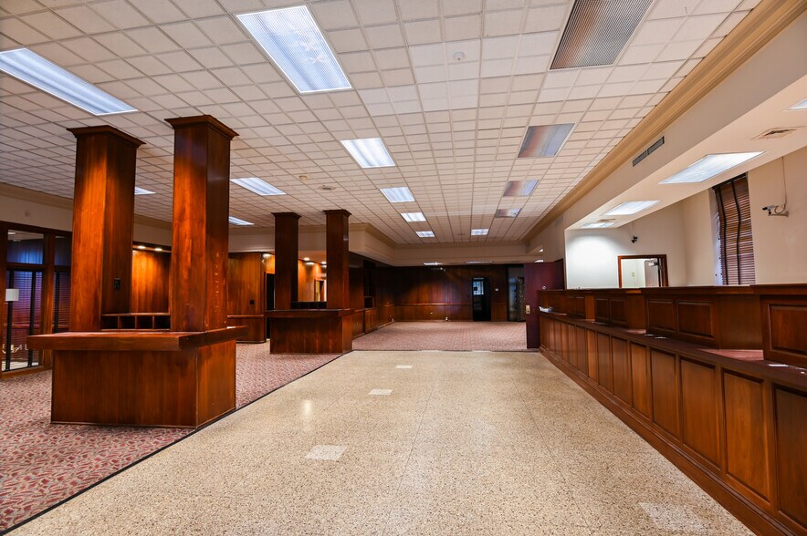 More Photos Of 1134 Clark St, Covington Bank For Lease