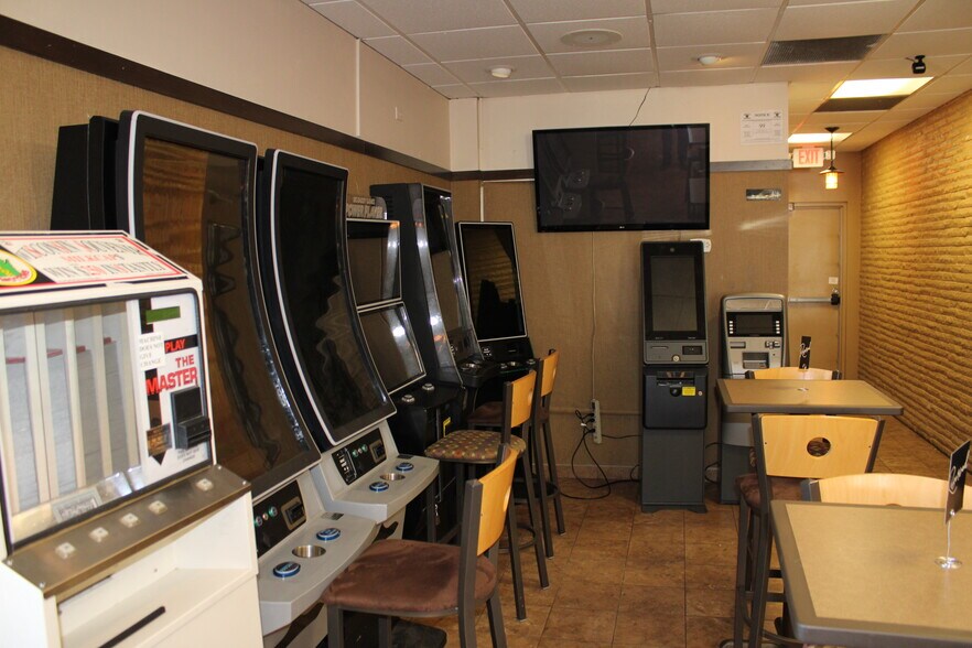 More Photos Of 160 W Scott St, Fond Du Lac General Retail For Sale