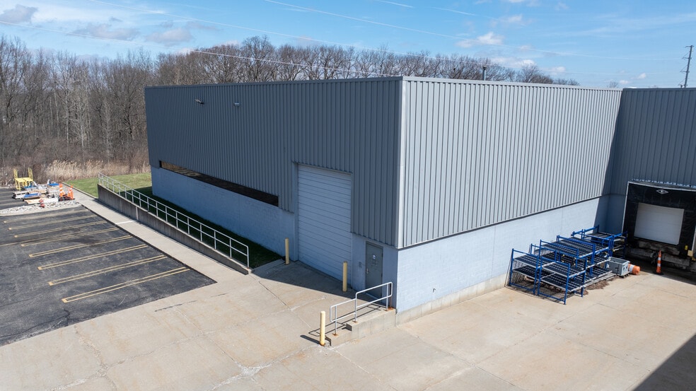 More Photos Of 4200 N Atlantic Blvd, Auburn Hills Manufacturing For Lease