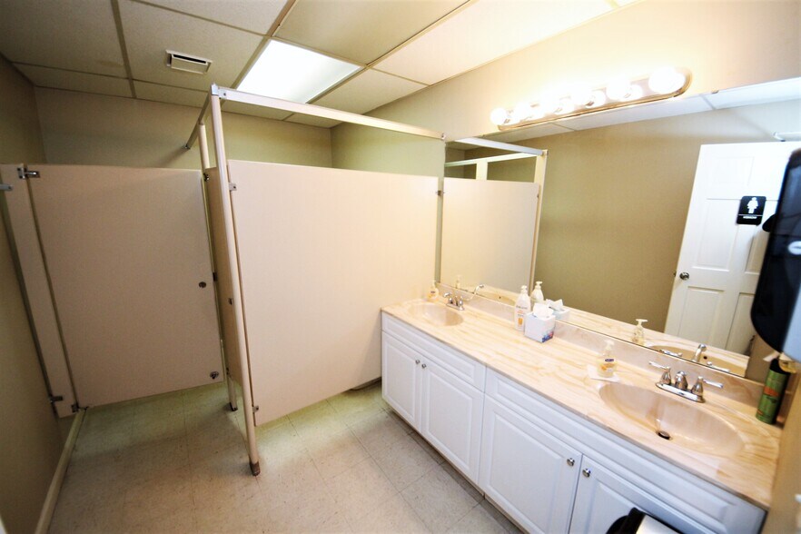 More Photos Of 2777 W Clay St, Saint Charles Office For Lease
