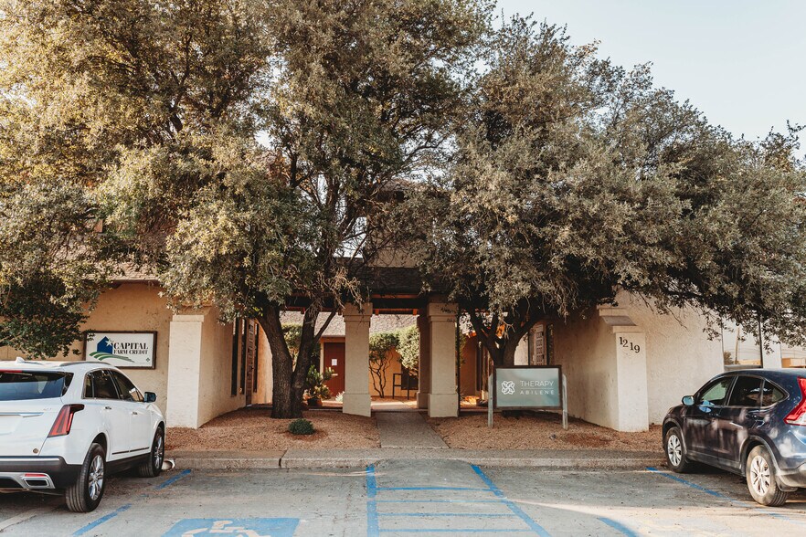 More Photos Of 1215-1219 E South 11th St, Abilene Office For Lease