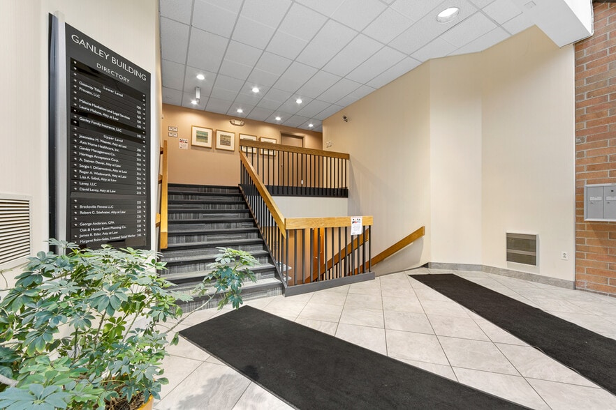 More Photos Of 8748 Brecksville Rd, Brecksville Office For Lease