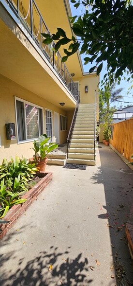More Photos Of 1307 15th St, Santa Monica Apartments For Sale