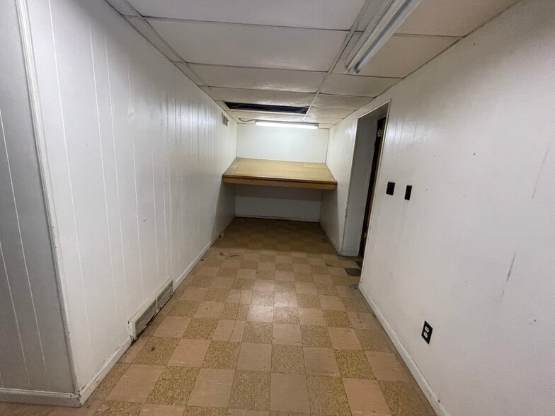 More Photos Of 6500 E 35th Ter, Kansas City Unknown For Lease