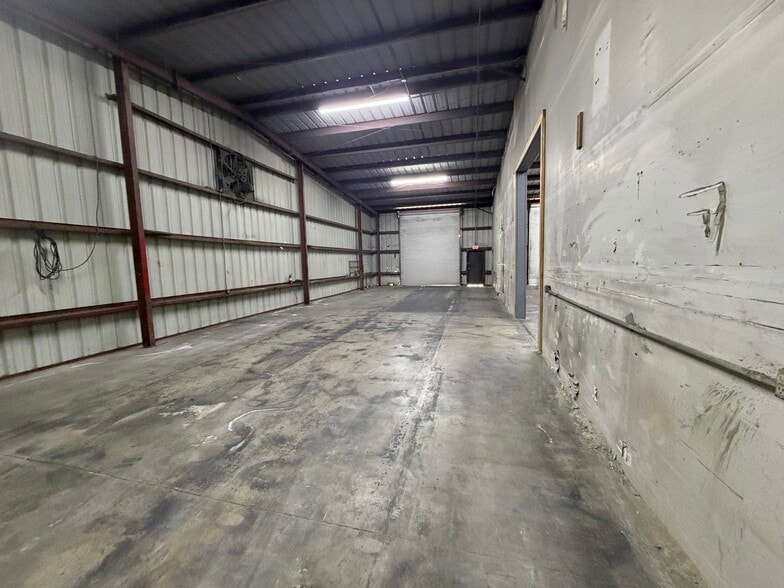 More Photos Of 15865 Brothers Ct, Fort Myers Warehouse For Lease