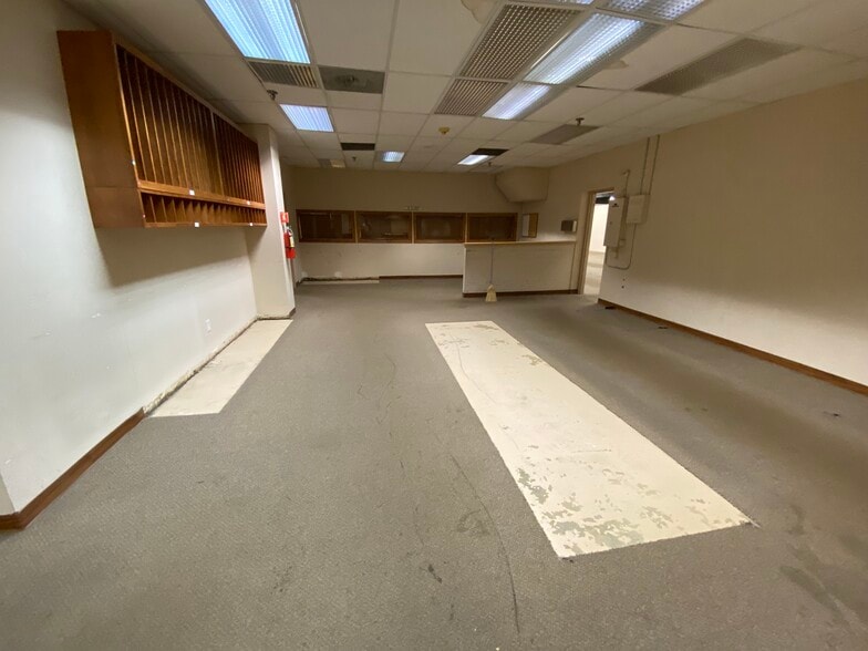 More Photos Of 1000 Camera Ave, Crestwood Flex For Lease