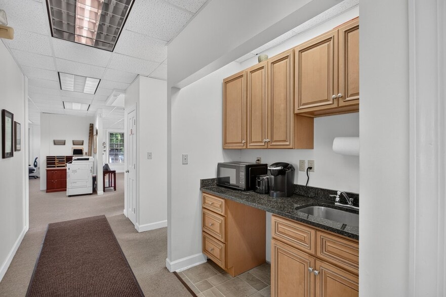 More Photos Of 800 Country Club Rd, Harrisonburg Office For Sale