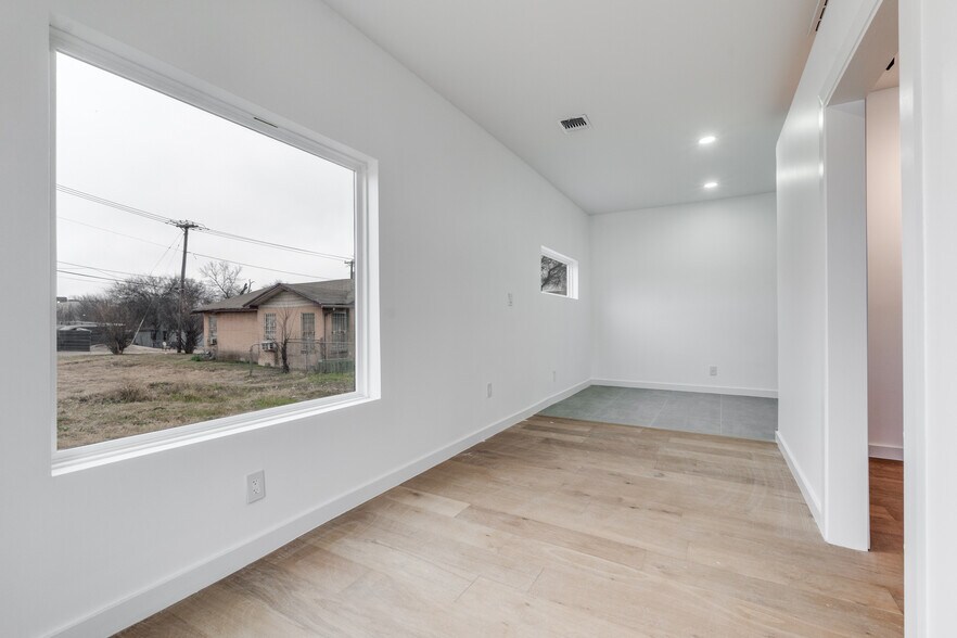 More Photos Of 3617 S Lancaster Rd, Dallas Flex For Lease