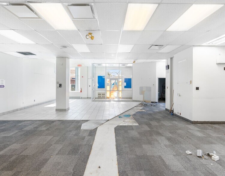 More Photos Of 124 Rue Châteauguay, Huntingdon General Retail For Sale