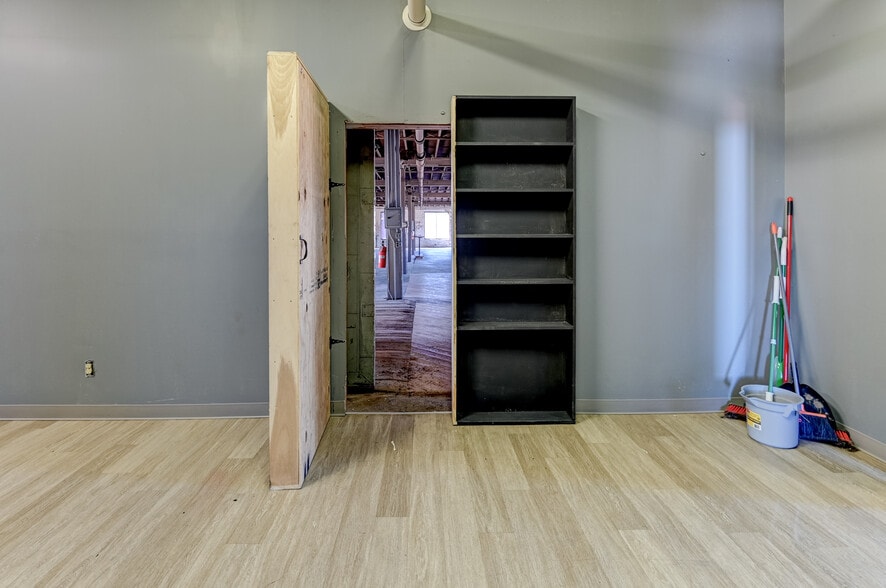 More Photos Of 1400 Agnes Ave, Kansas City Warehouse For Lease