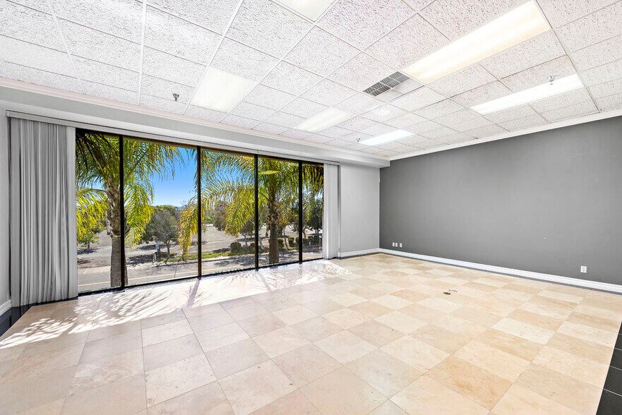 More Photos Of 14 Chrysler, Irvine Manufacturing For Lease