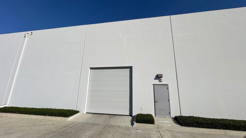 More Photos Of 34 Thomas, Irvine Research And Development For Lease