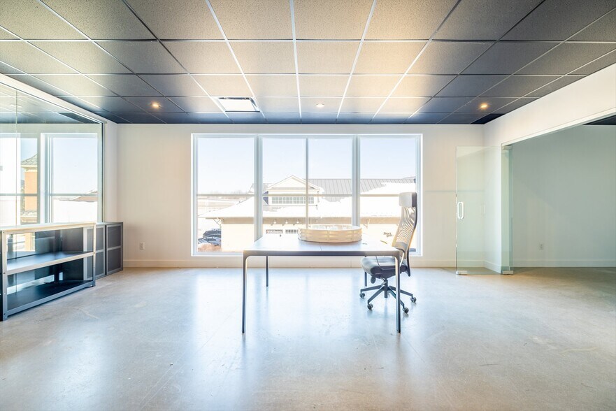 More Photos Of 65 Rue De La Rive Droite, Bromont Storefront Retail Office For Sale