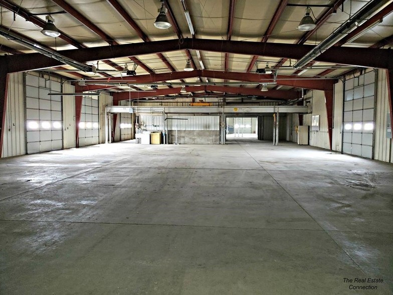 More Photos Of 415 Alan Rd, Powell Distribution For Lease