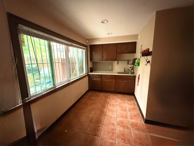 More Photos Of 4564 Bell Blvd, Bayside Apartments For Lease