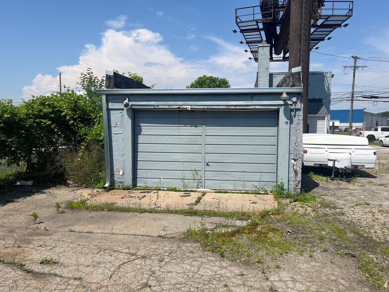 More Photos Of 27206 Groesbeck Hwy, Roseville Industrial For Sale