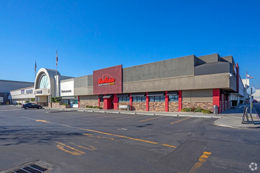 More Photos Of 2031 S Mooney Blvd, Visalia Unknown For Lease