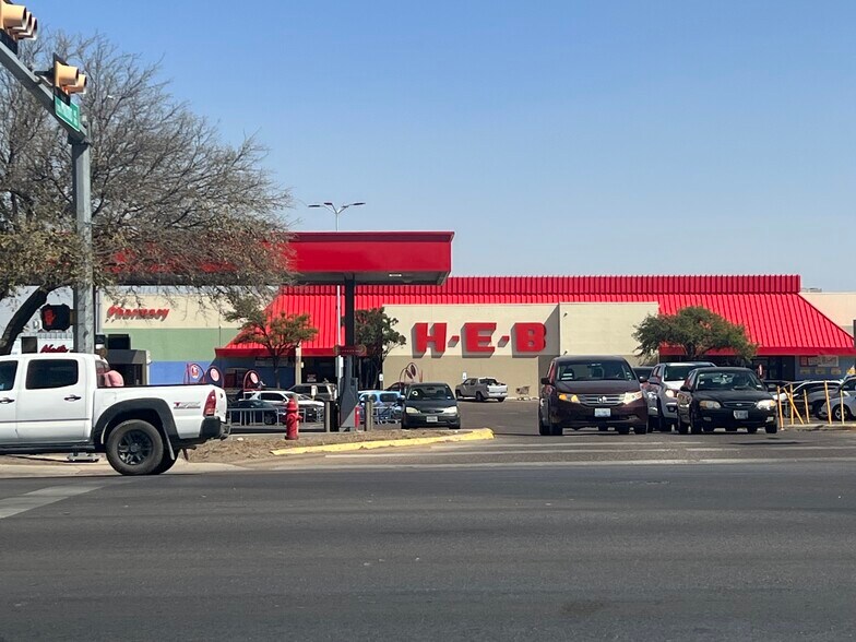 More Photos Of 2419 E Saunders St, Laredo Storefront Retail Office For Lease