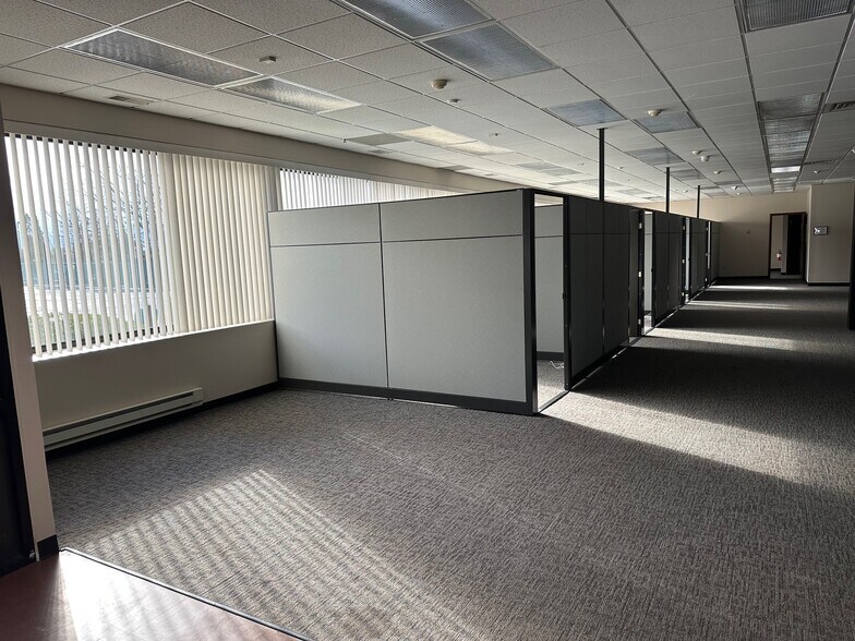 More Photos Of 2351 Whirlpool St, Niagara Falls Office For Lease