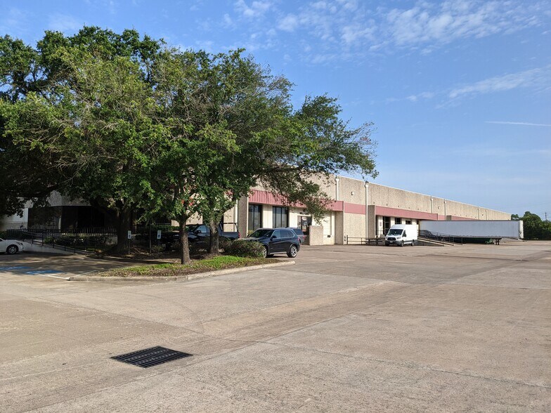 More Photos Of 2055 Silber Rd, Houston Unknown For Lease