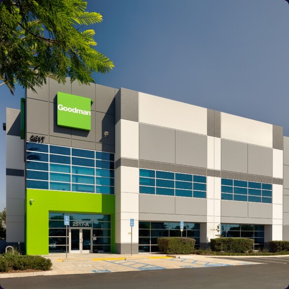 More Photos Of 2517 W Rosecrans Ave, Los Angeles Warehouse For Lease